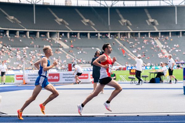 Maximilian Thorwirth (SFD 75 Duesseldorf-Süd) vor Nils Voigt (TV Wattenscheid 01) waehrend der deutschen Leichtathletik-Meisterschaften im Olympiastadion am 25.06.2022 in Berlin